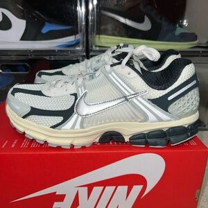 Nike Air Zoom Vomero 5 Light Silver Seaweed IO7452-133 Women 10 / Men 8.5